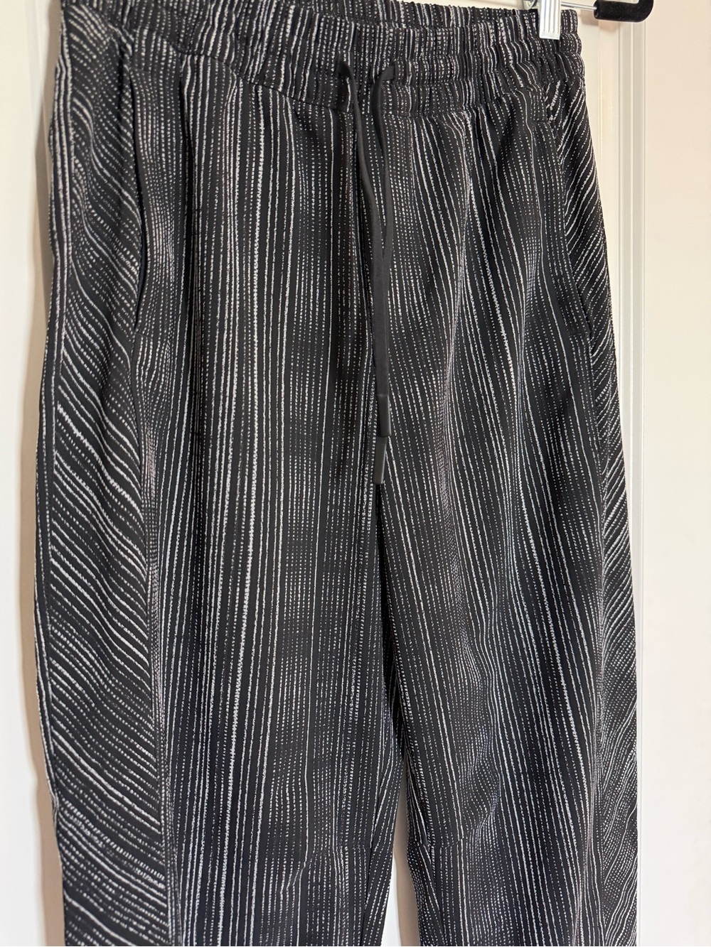 Athleta Striped Pull-On Pants Size 2 Black White Tapered Ankle - Picture 4 of 6